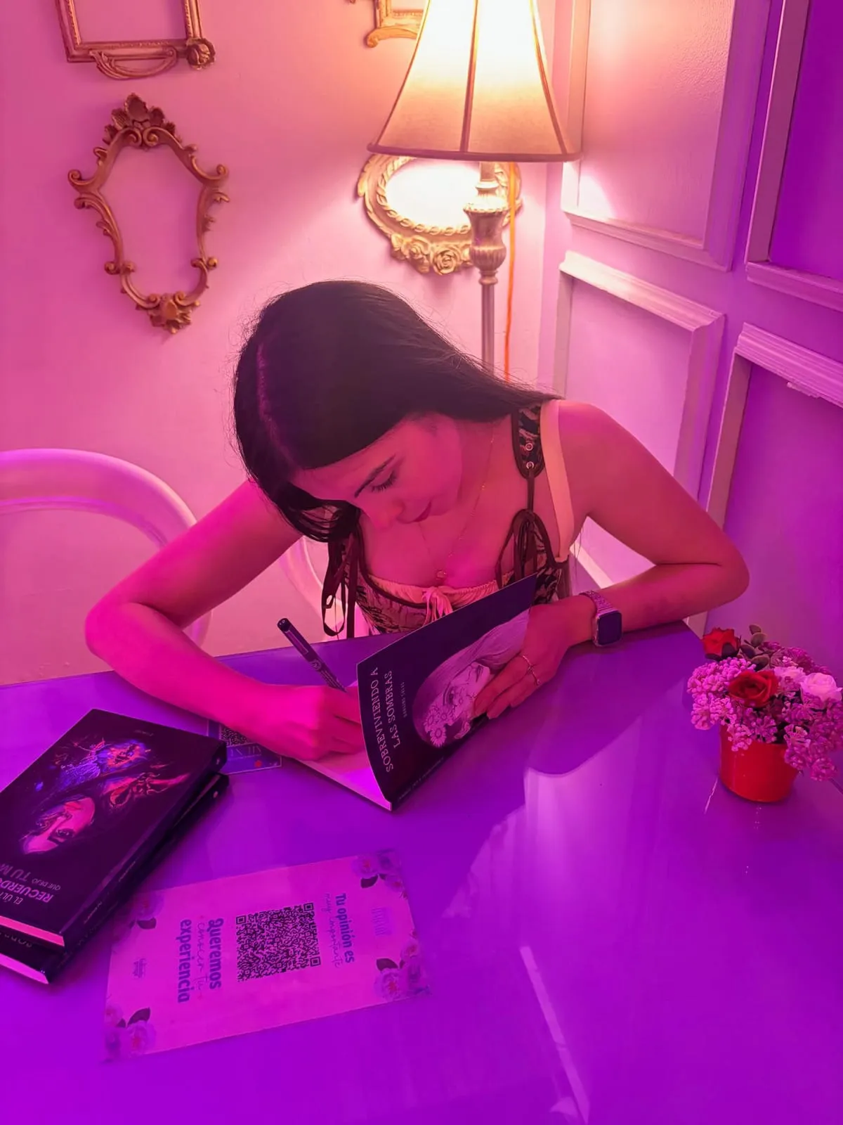 Darling firmando un ejemplar