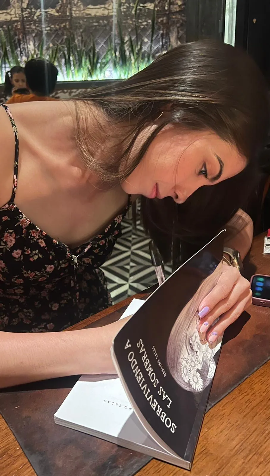Darling firmando un ejemplar